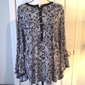 Slim Factor Paisley Black and White Women's Top With Bell Sleeves.